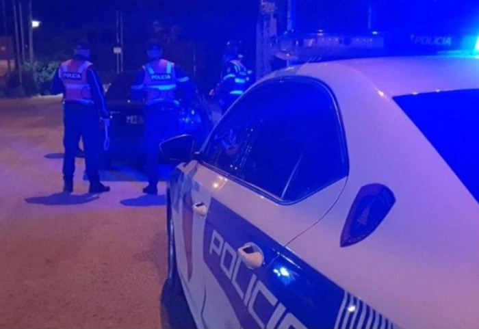 E rëndë në Kuçovë, i dyshuari i rrëmben armën efektivit dhe e plagos
