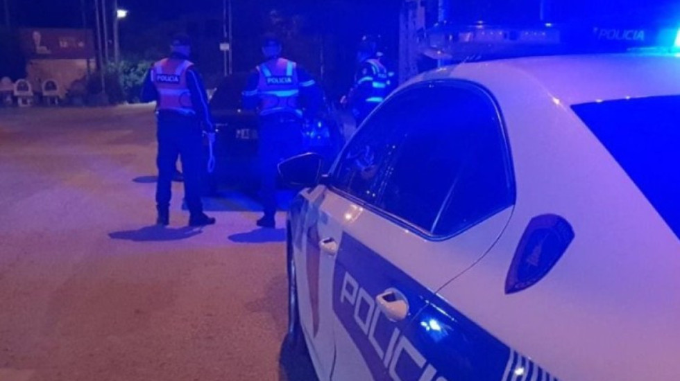 E rëndë në Kuçovë, i dyshuari i rrëmben armën efektivit dhe e plagos