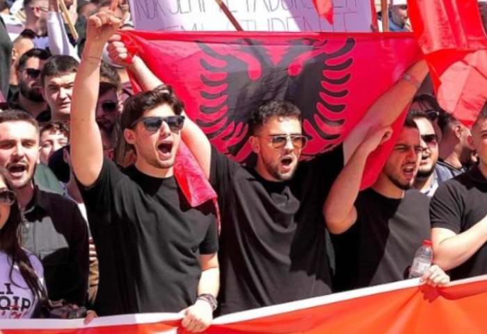 “Gjuha shqipe nuk negociohet”, studentët shqiptarë protestë madhështore në Shkup