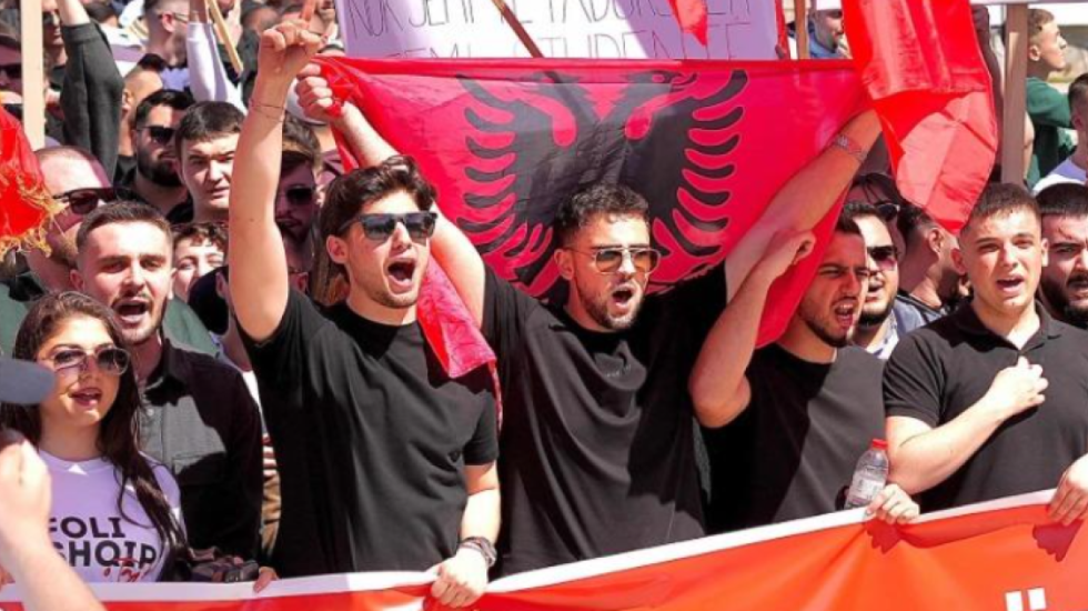 “Gjuha shqipe nuk negociohet”, studentët shqiptarë protestë madhështore në Shkup