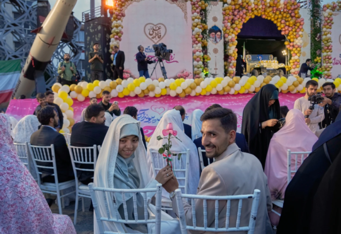 FOTO/ Me dhjetëra çifte martohen në Teheran, nuk mungojnë edhe raketat