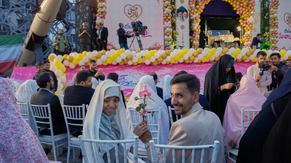 FOTO/ Me dhjetëra çifte martohen në Teheran, nuk mungojnë edhe raketat