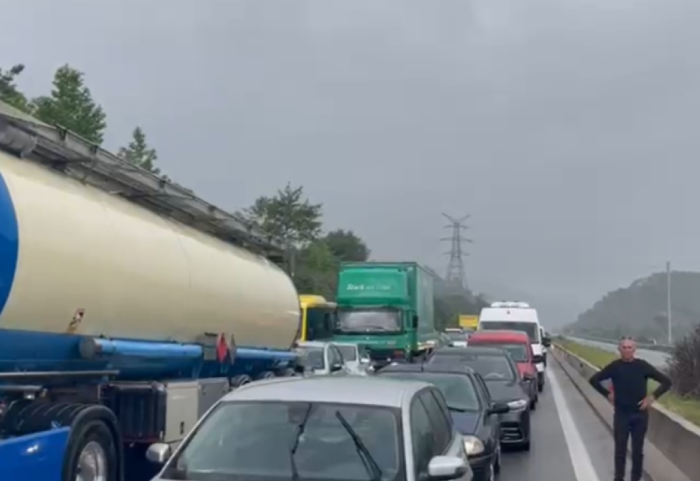 Autostrada Tiranë–Elbasan në kolaps, qindra automjete të bllokuara në trafik prej orësh