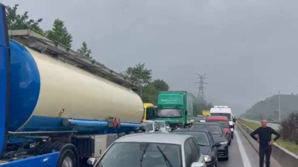 Autostrada Tiranë–Elbasan në kolaps, qindra automjete të bllokuara në trafik prej orësh