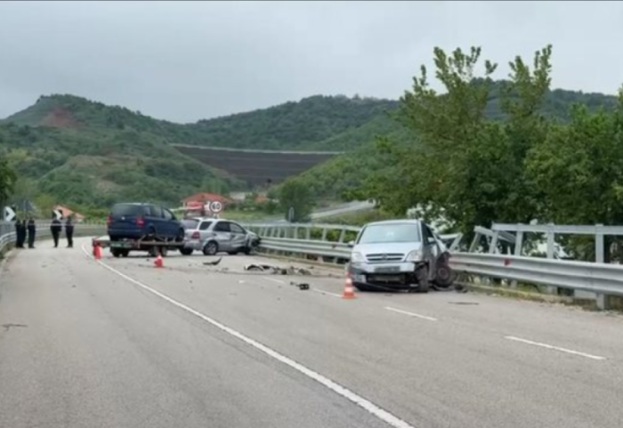 Përplasen 3 makina në Korçë-Pogradec, shkak lagështia