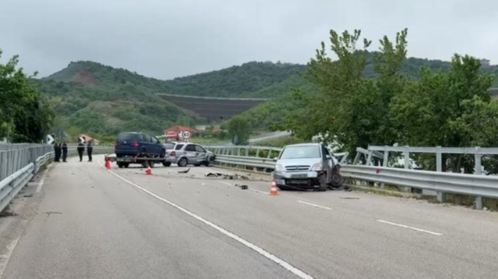 Përplasen 3 makina në Korçë-Pogradec, shkak lagështia