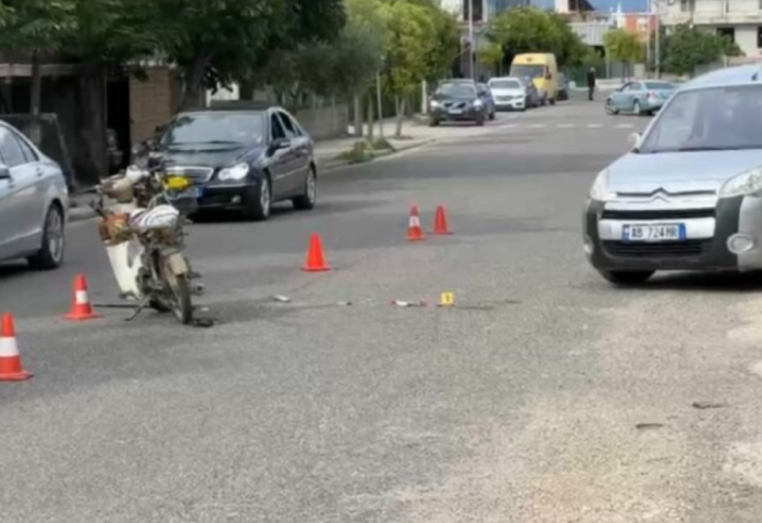 Aksident pranë Fierit, makina përplaset me motorin