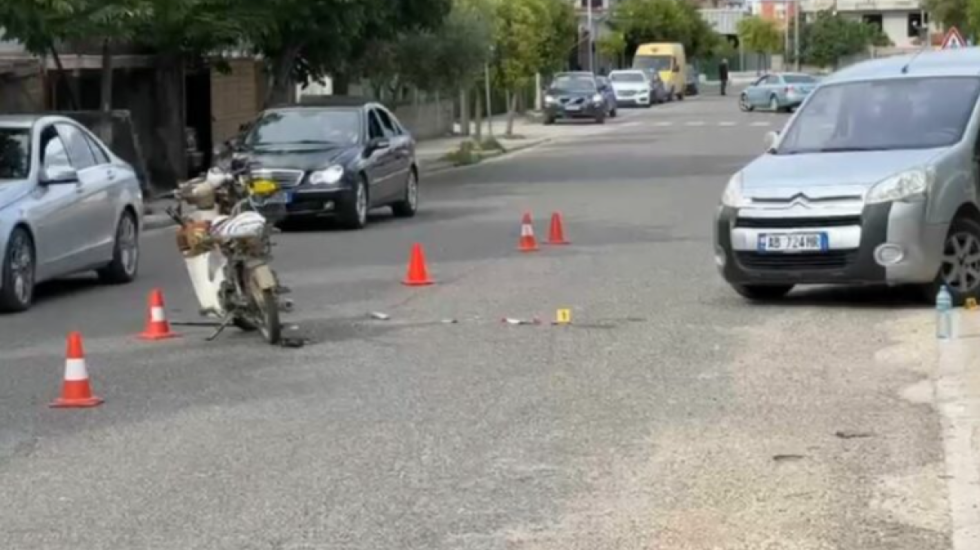 Aksident pranë Fierit, makina përplaset me motorin