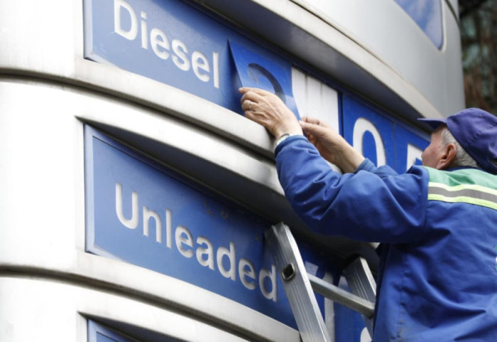 Ulen çmimet e karburanteve në Shqipëri: Nafta kushton 195 lekë, benzina 182 lekë