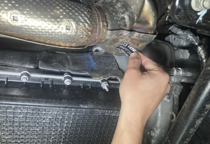 Kthehet nga udhëtimi, e gjen makinën pa motor në parkimin e aeroportit