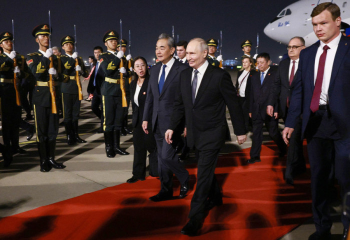 Një javë pas Trump, Putin mbërrin në Pekin, pritje ushtarake nga Xi dhe për liderin rus