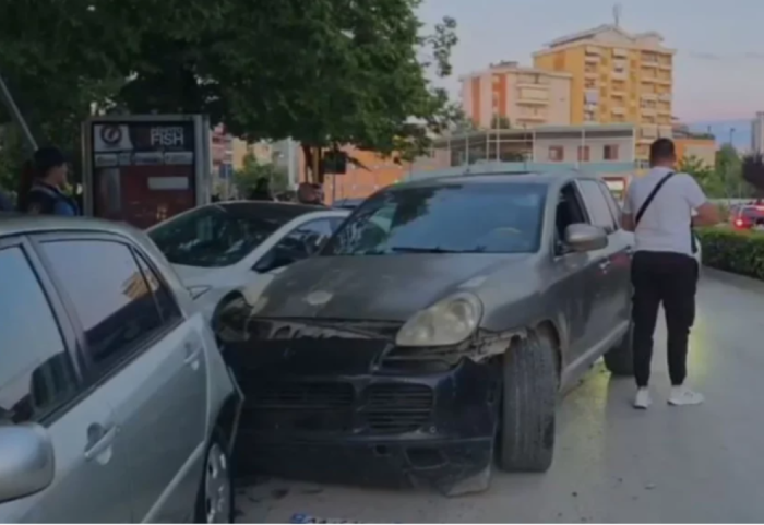 “Porsche” bën kasaphanë në Fier, përplaset me makinat e parkuara, shoferi tenton t'ia mbathë