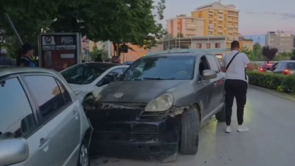 “Porsche” bën kasaphanë në Fier, përplaset me makinat e parkuara, shoferi tenton t'ia mbathë