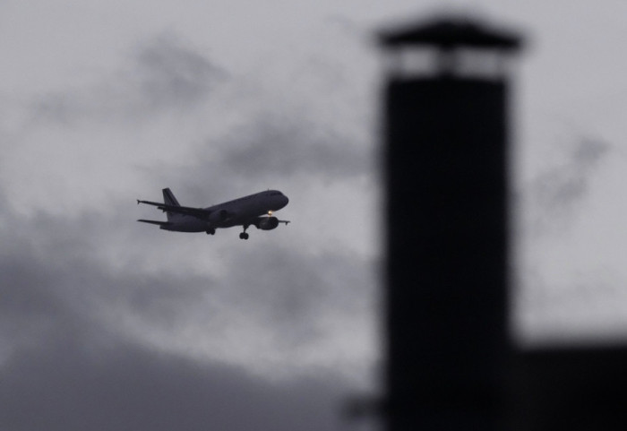Alarm për Ebola: Fluturimi i drejtuar në Detroit devijohet në Montreal