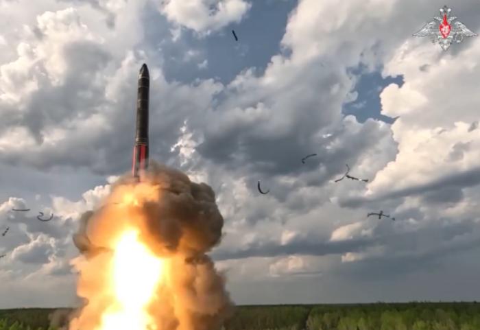 Rusia nxjerr pamjet e lëshimit të armëve bërthamore, Putin ndjek nga afër stërvitjen