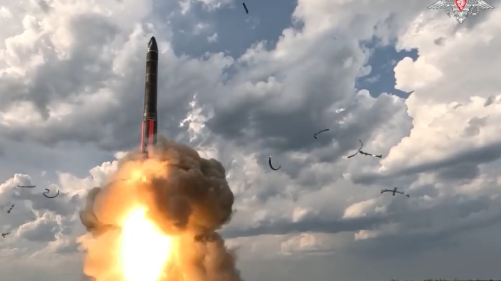 Rusia nxjerr pamjet e lëshimit të armëve bërthamore, Putin ndjek nga afër stërvitjen