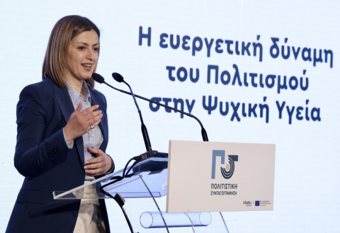 Panik në parlamentin grek, zv.ministrja dërgohet me urgjencë në spital