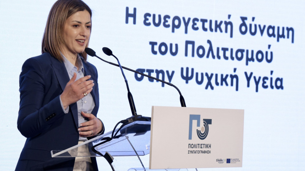 Panik në parlamentin grek, zv.ministrja dërgohet me urgjencë në spital