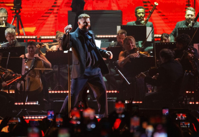 E paimagjinueshme, hidhet gaz lotsjellës në koncertin e Ricky Martin në Malin e Zi