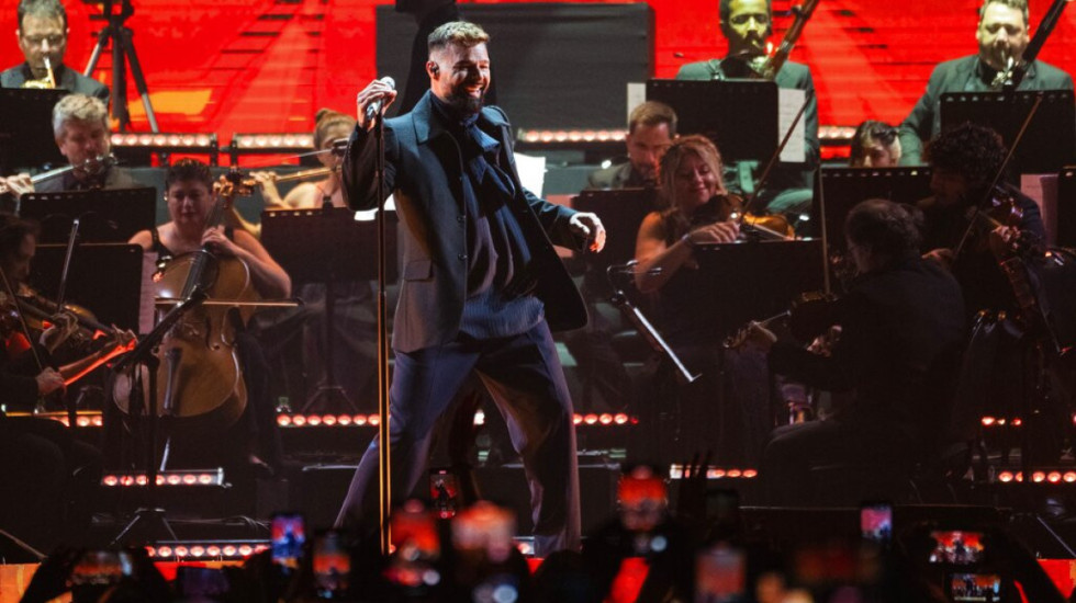 E paimagjinueshme, hidhet gaz lotsjellës në koncertin e Ricky Martin në Malin e Zi