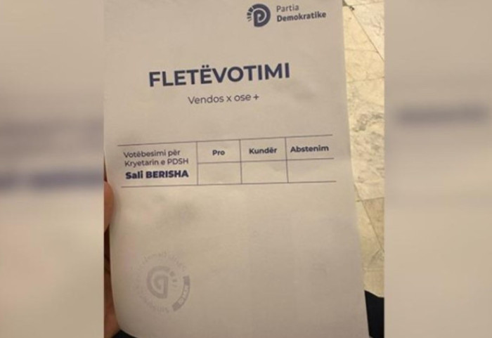FOTO/ Vetëm emri i Sali Berishës në fletë, Jorida Tabaku batuta në votim: Ishte shkurt, krahasojeni me partinë tjetër