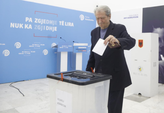 I shoqëruar në proces nga bashkëshortja, momenti kur Sali Berisha voton për veten