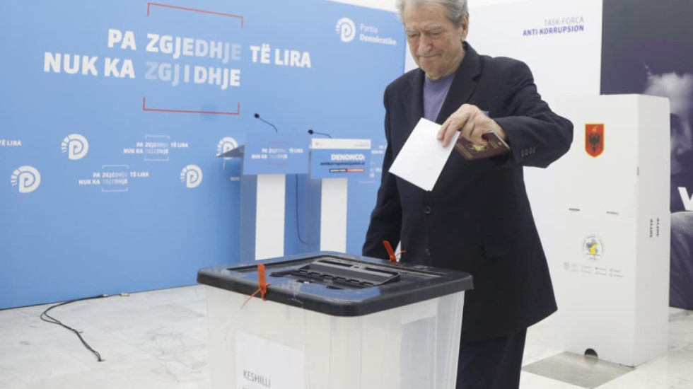 I shoqëruar në proces nga bashkëshortja, momenti kur Sali Berisha voton për veten