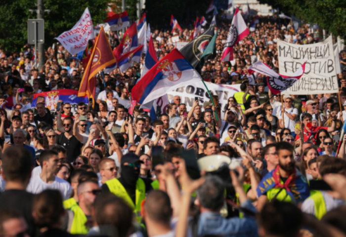 Studentët protestojnë në Beograd, kërkohen zgjedhje të reja