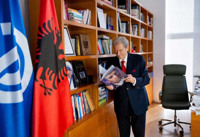 Berisha u rizgjodh kryetar i PD-së: Votat e 40 mijë demokratëve ishin triumf