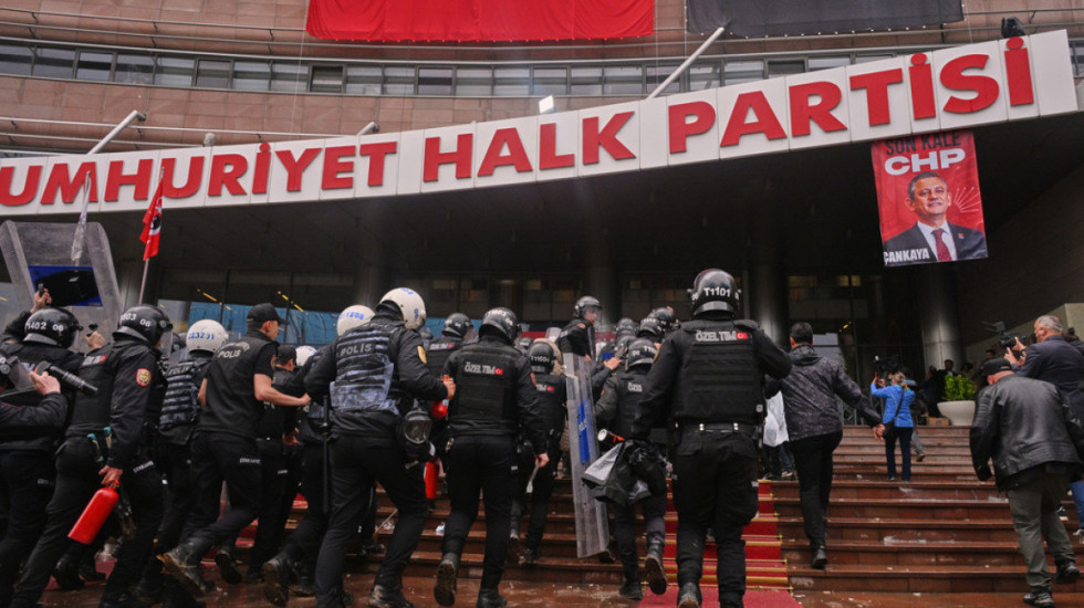 "Luftë civile" në opozitën turke, policia hyn me gaz lotsjellës e plumba gome në selinë e CHP-së