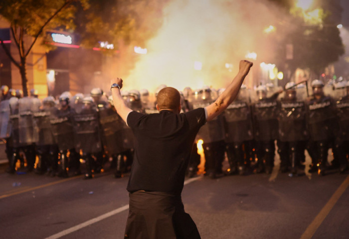 Protesta e dhunshme në Beograd, Daçiç bën bilancin: 17 policë u plagosën, 47 të arrestuar pas tubimit
