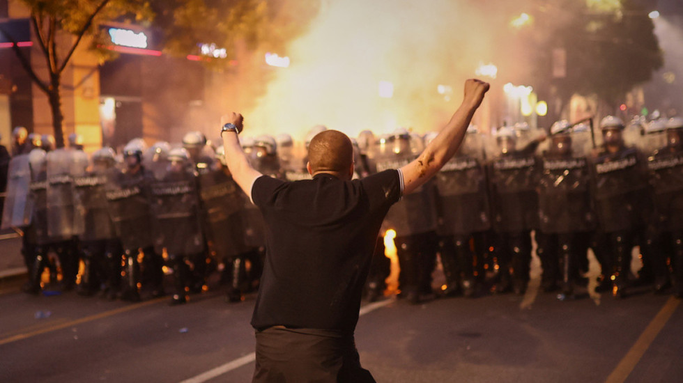 Protesta e dhunshme në Beograd, Daçiç bën bilancin: 17 policë u plagosën, 47 të arrestuar pas tubimit