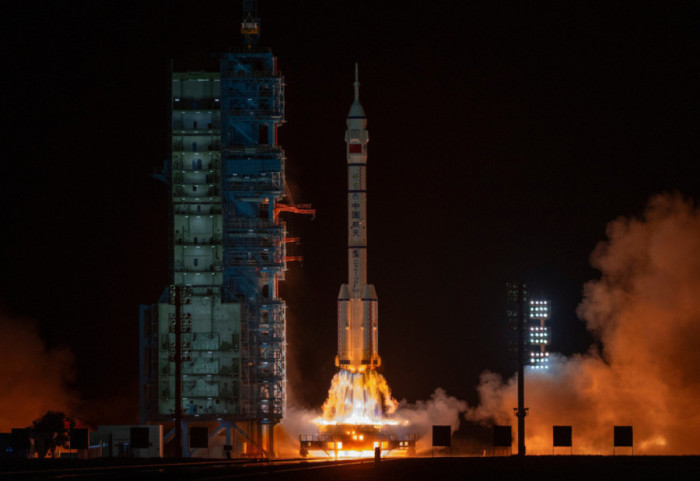 Misioni “pushtimi” i Hënës, Kina dërgon astronaut në hapësirë për një vit