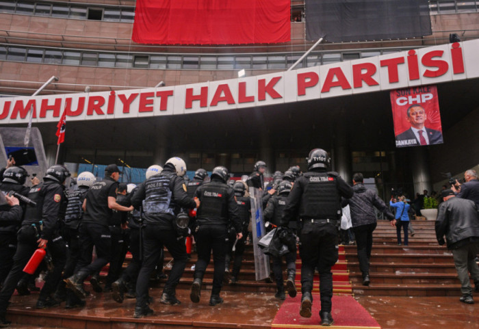 Policia turke hyn në selinë e partisë opozitare për largimin e udhëheqësve të shkarkuar