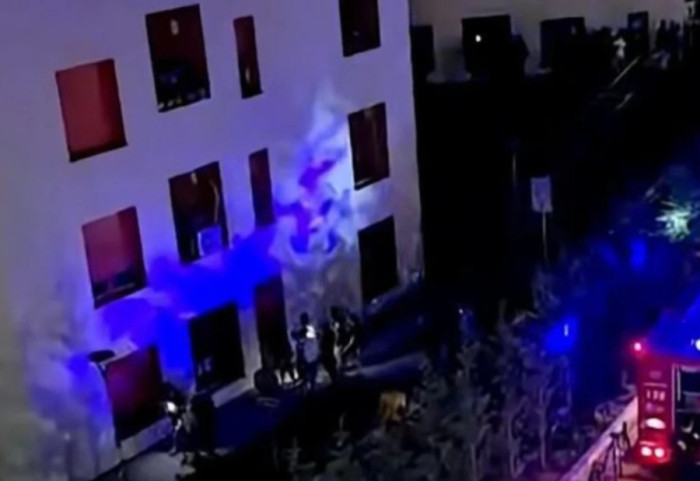 Pallati përfshihet nga tymi i dendur, në panik banorët e kompleksit të banimit