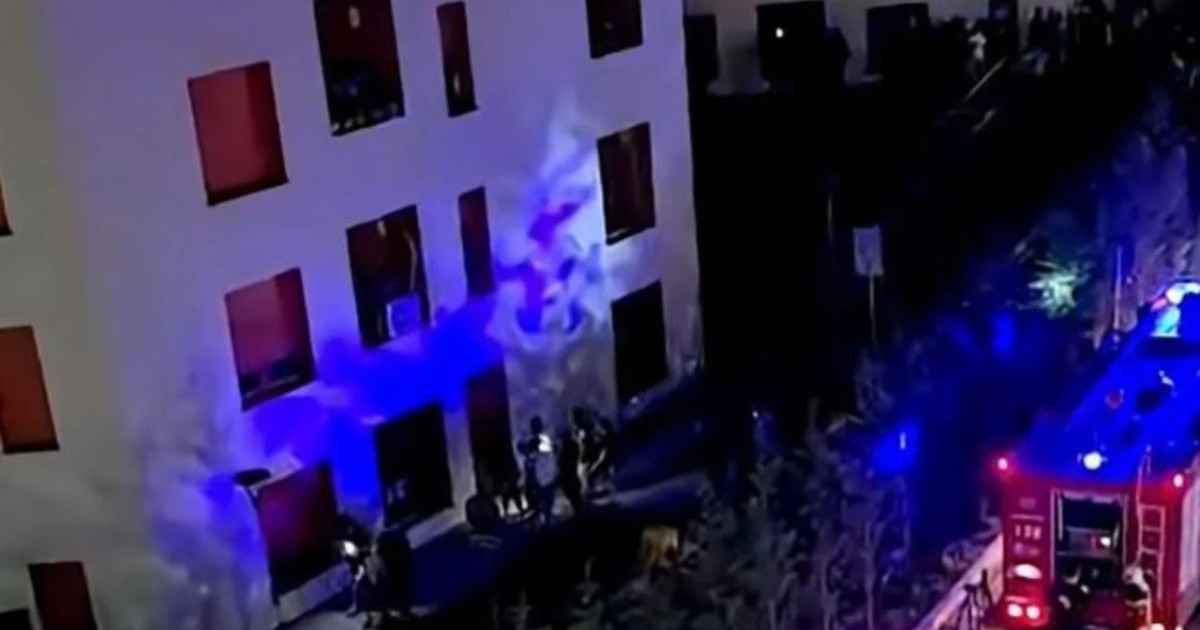 Pallati përfshihet nga tymi i dendur  në panik banorët e kompleksit të banimit