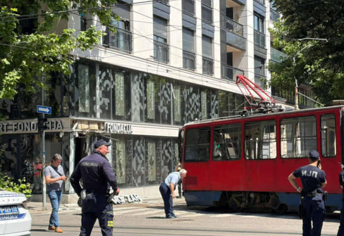 Tramvaji në Beograd del nga shinat dhe përplaset me një ndërtesë, mbi 10 të plagosur