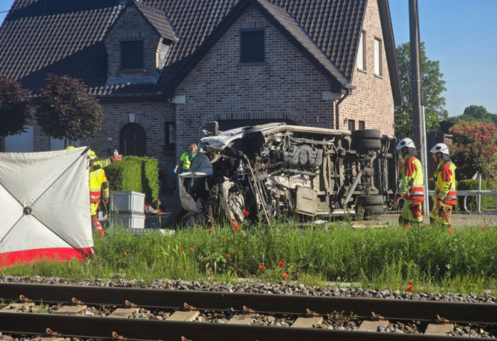 Tragjedi në Belgjikë, treni përplas autobusin e shkollës mbi shina