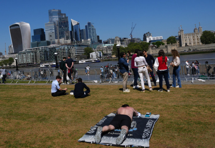 Britania “shkrihet” nga vapa, temperatura 36°C paralizon trenat dhe mbush spitalet
