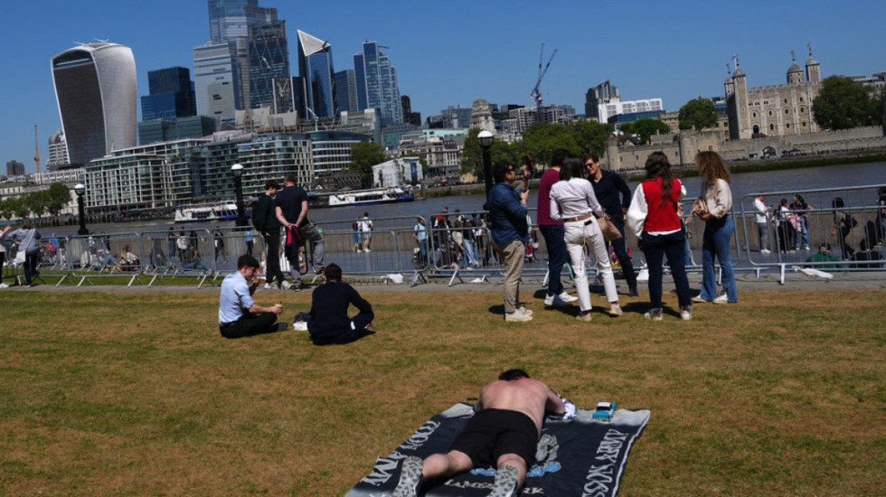 Britania “shkrihet” nga vapa, temperatura 36°C paralizon trenat dhe mbush spitalet