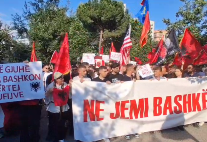 Protesta e studentëve në Tiranë: Provimi i Jurisprudencës në Maqedoninë e Veriut të bëhet në shqip
