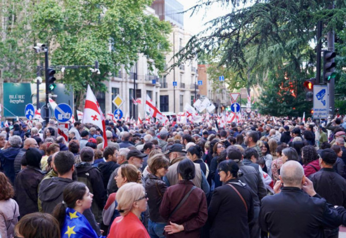 Protestë masive në Tbilisi gjatë Ditës së Pavarësisë, opozita marshon drejt Parlamentit