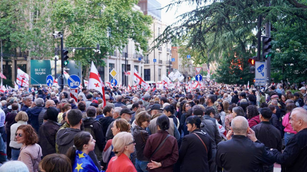 Protestë masive në Tbilisi gjatë Ditës së Pavarësisë, opozita marshon drejt Parlamentit