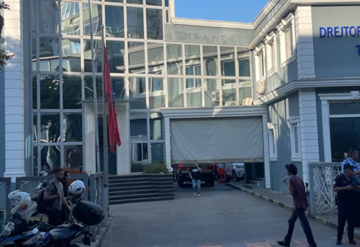Zjarr në godinën e Drejtorisë së Policisë së Tiranës