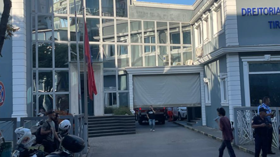 Zjarr në godinën e Drejtorisë së Policisë së Tiranës
