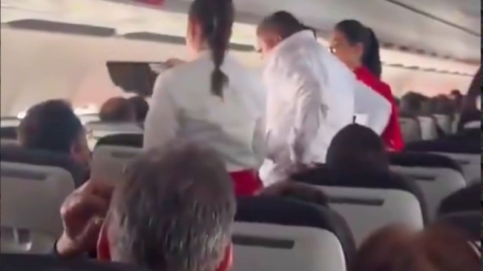 Tmerr në ajër në Kolumbi, pasagjerët qajnë dhe luten pasi avioni dështon në dy ulje