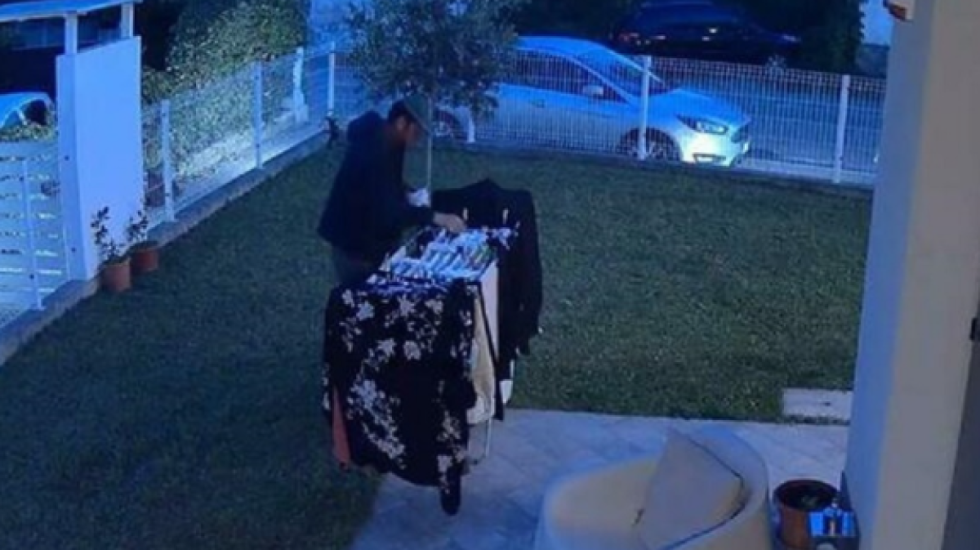 Grabitja e pazakontë, hyn në kopshtin e vilës dhe vjedh rrobat në telin e tharjes