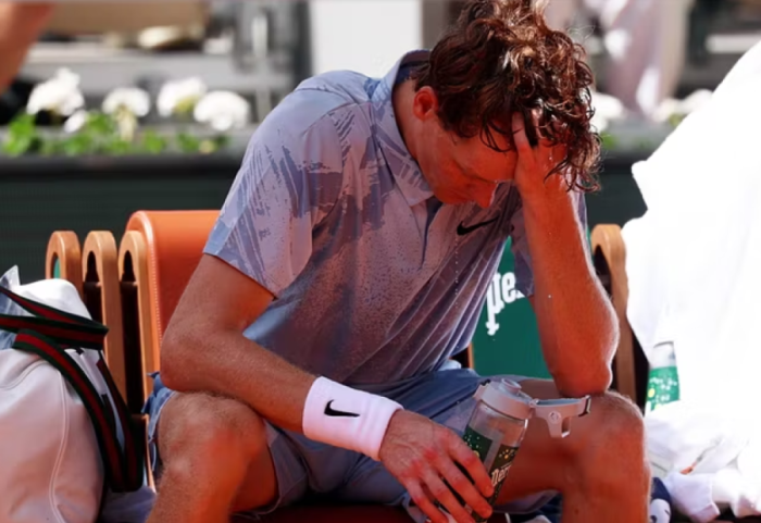 Vazhdon mallkimi në Roland Garros, Sinner dorëzohet përballë vapës dhe Cerundolos