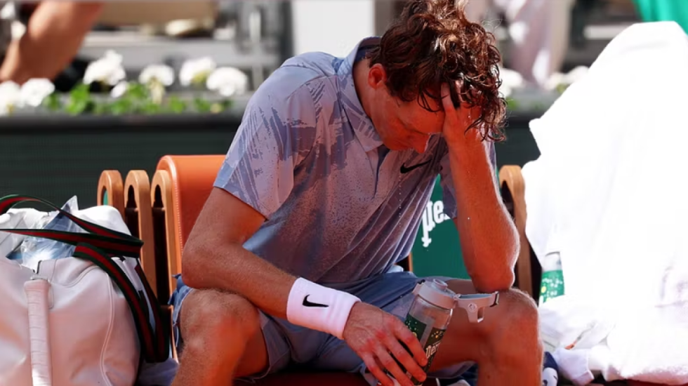 Vazhdon mallkimi në Roland Garros, Sinner dorëzohet përballë vapës dhe Cerundolos