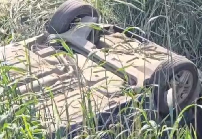 Makina del nga rruga dhe përfundon në kanal, humb jetën shoferi